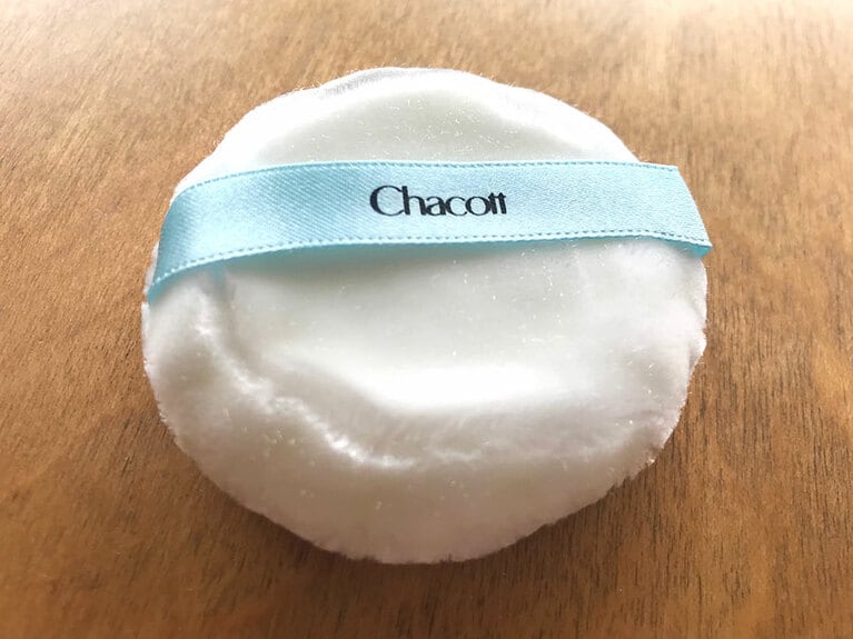 厚みがあり肌当たりが気持ちいいフカフカパフもセットされているので、携帯もOK。