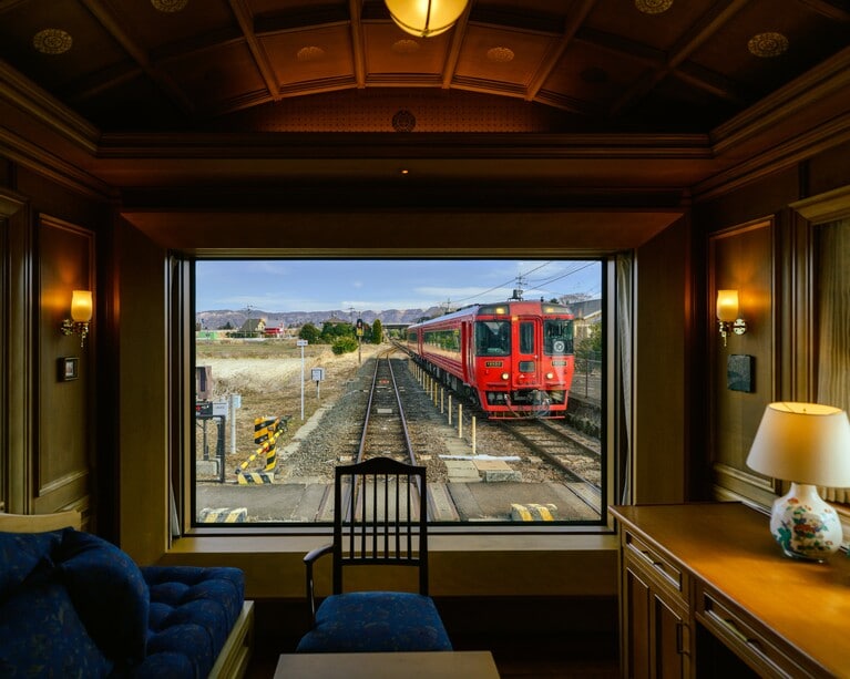 車窓には旅情をそそる光景が次々と現れては過ぎ去っていきます。