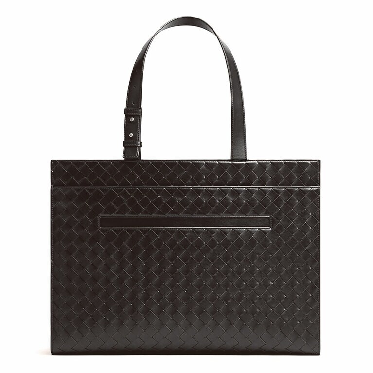 貨物から着想を得た「カーゴ トート」H33cm×W46cm×D16.5cm 577,500円。