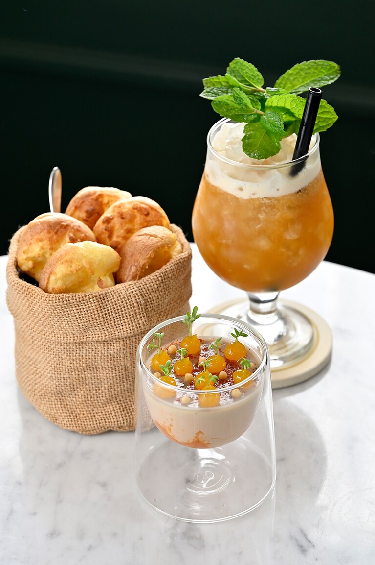 ティキをアレンジしたカクテル“スノー・オン・ザ・ビーチ” 18ドルには、トロピカルなフレイバーの“フォアグラ・パフェ” 28ドルがマッチ。