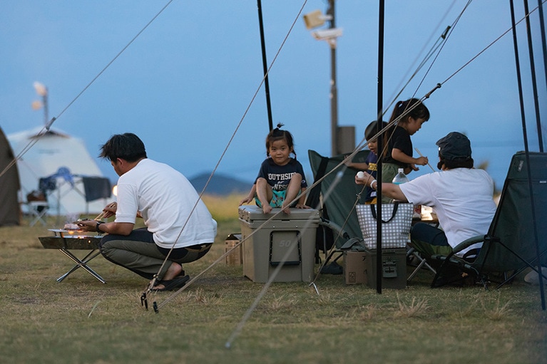 レンタルセットはテント・寝袋・テーブル・チェアなど。テントの貼り方もスタッフがサポートしてくれるから安心。