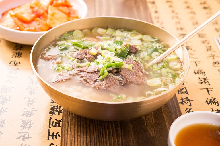 人気店「イドコムタン」の牛のスープは韓方をスープに入れて作る。