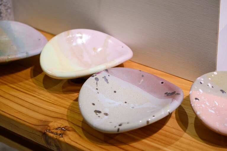 竹村良訓さんの器は、今回のイベントのために千葉県松戸市の工房へ足を運んでセレクト。撮影：釜谷洋史