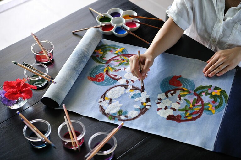 「みーぐすい」とは沖縄の方言で、目薬のこと。転じて目から得られる喜びや感動、あるいは目の保養の意味でも使われる。沖縄で体験した「みーぐすい」を、自分の感性で表現できるのがこの滞在プログラムだ。