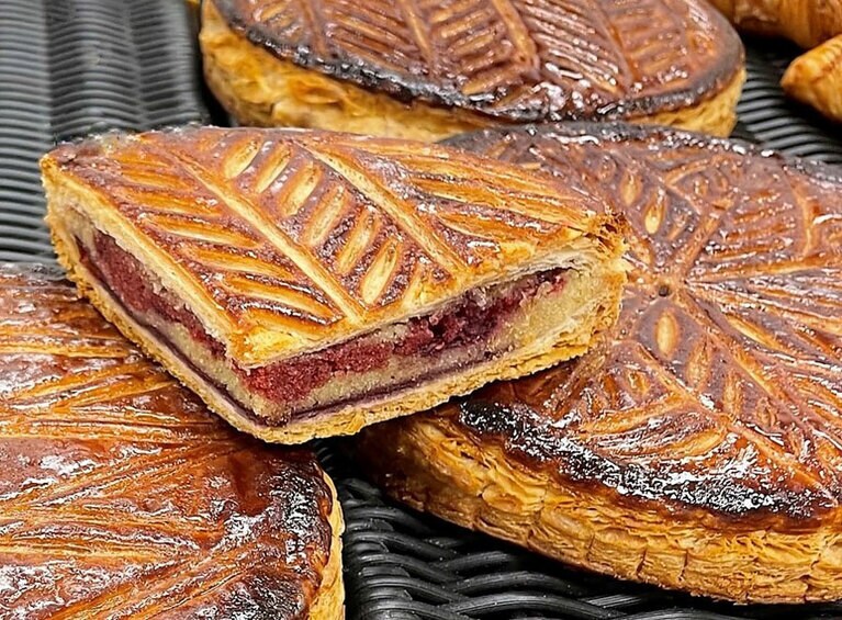 ガレット・デ・ロワ(フランボワーズ) 1,944円。全国の髙島屋各店舗のフォション店頭（御殿場店、大阪店、岡山店を除く）にて販売(2023年1月4日～31日)。