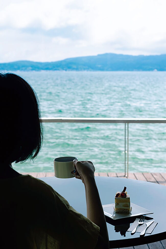 「海が目の前に広がる絶景カフェ」。●ル ミュゼ ドゥ アッシュ 和倉店