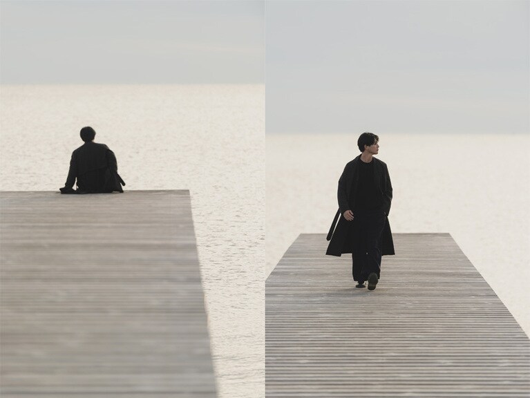 真野湾の海岸の真ん中に位置しているあめやの桟橋は、右に二見半島、左に小木半島が見渡せる、絶好のビュースポット。