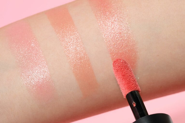 右から、ピーチピンクの「06003」、柔らかいピンクの「05911」、明るいピンクの「05910」。