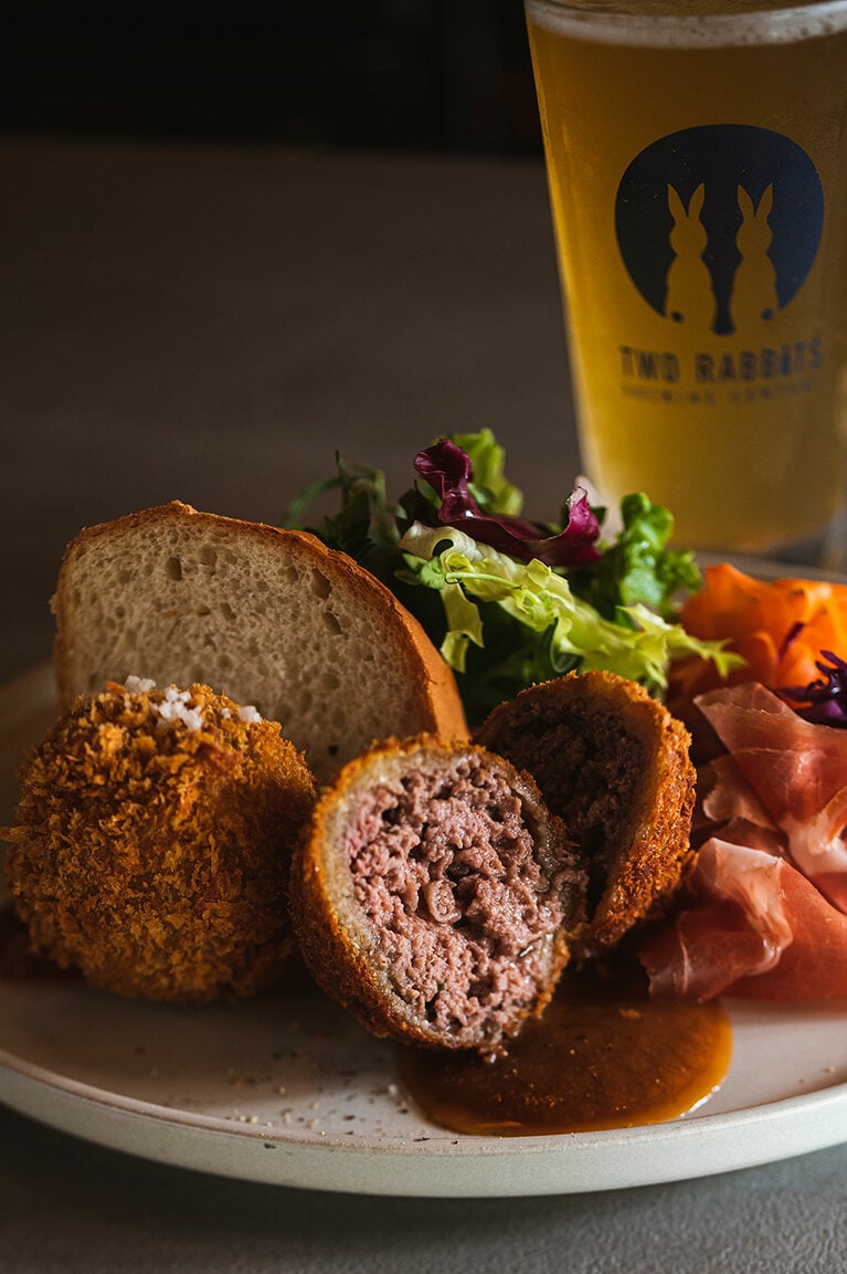 “コロッケ2種ランチプレート” 1,280円。ビールは滋賀のブルワリー「ツー ラビット」のもの。800円～。