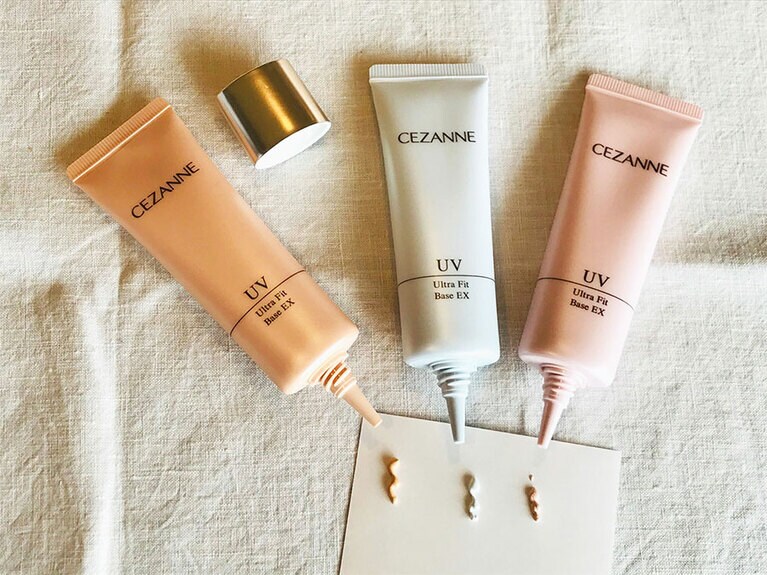 意外にコシはあるけれど伸ばしやすいテクスチャー。伸ばすと微細なパールがチラチラと輝く。