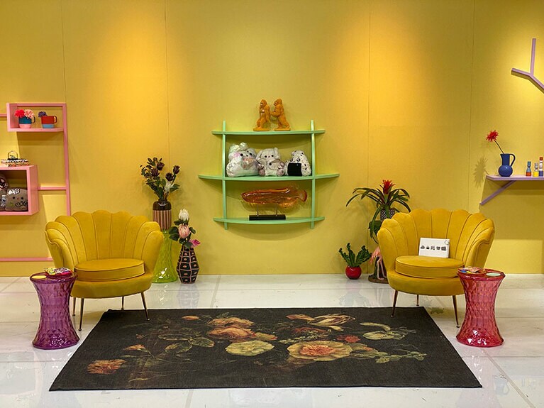 明るいリビングをイメージして制作された「イワクラと吉住の番組」のセット。