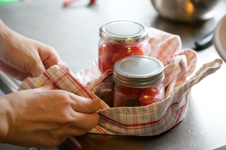 間に布が挟まるように。