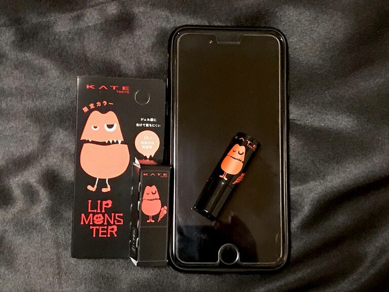 【プチプラコスメ・ザ・ベスト2021〈1〉ケイト リップモンスター】2022年1月22日(土)より限定発売のミニサイズは、およそ高さ48ミリ×直径15ミリ(プチプラ美調べ)のコンパクトサイズ。どこにでも持って行きやすい。