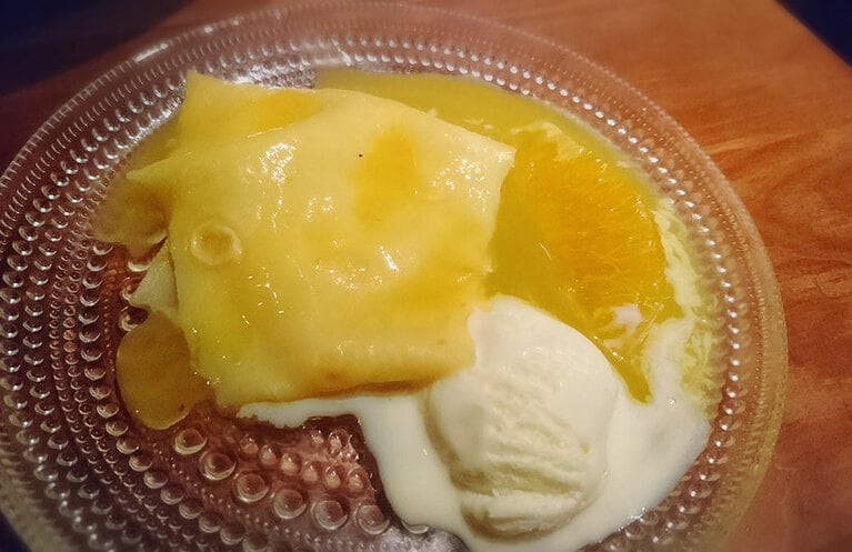 バニラアイスを添えて完成。これは毎回頼みたいやつ。