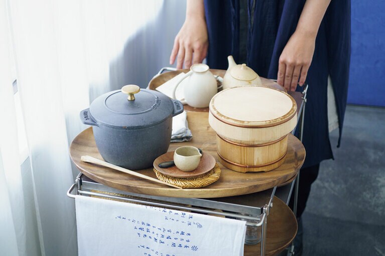 朝食は部屋まで運んでくれる。大きな窓から差し込む朝日を浴びながらいただこう。