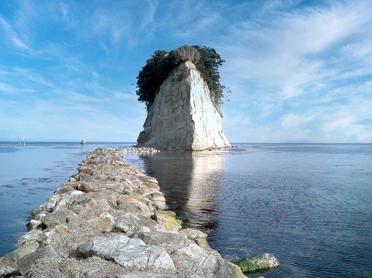 【石川県】見附島。