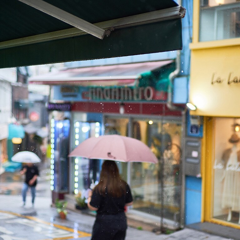 雨が降るソウルの街。