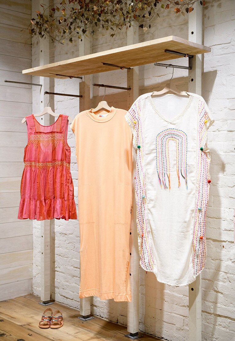 ワンピースやチュニックはデニムと合わせても着やすい。左から：88ドル、50ドル、168ドル。