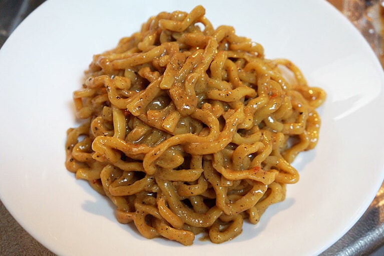 ごまだれを手早く混ぜて。