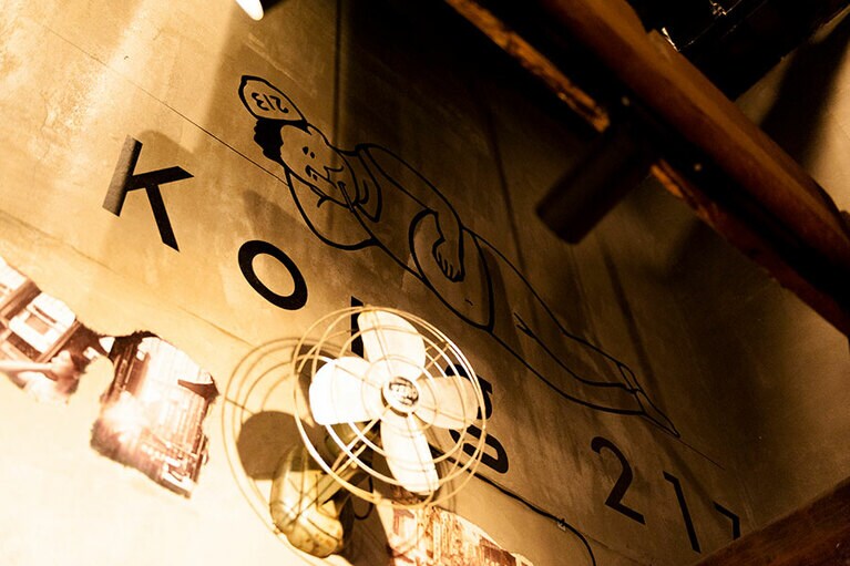 「三茶酒家 香港バル213」の店内。レトロな雰囲気が、まるで香港にいるかのような気分にさせてくれます。