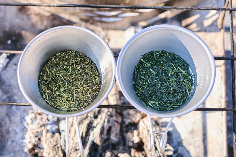 右が煎る前。自分好みの深煎り・浅煎りができる。