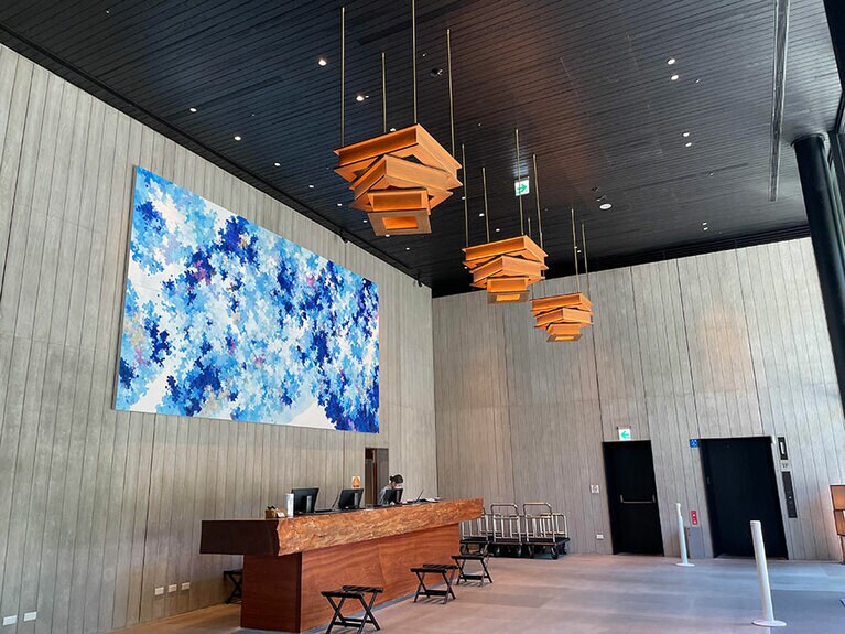 レセプションには、数々のアート作品が展示されています。