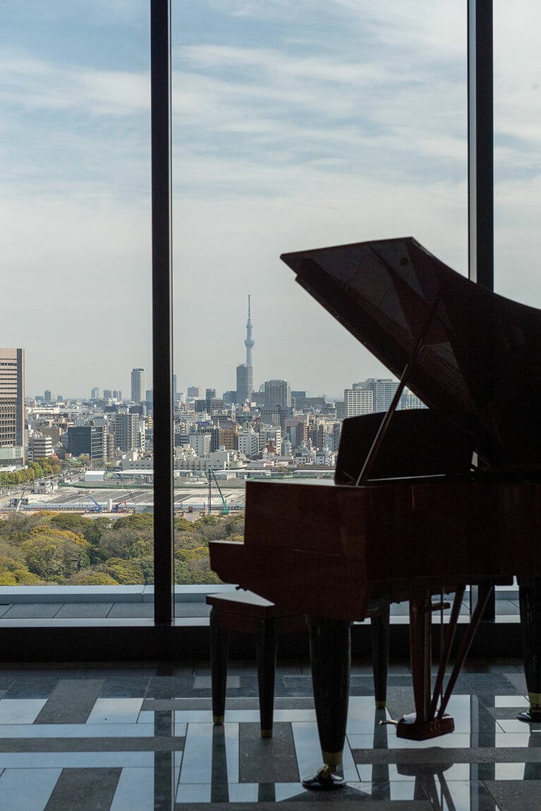 ロビーには、建築家アントニン・レーモンドが設計・デザインした1963年製のYAMAHAヴィンテージピアノが。さまざまな音楽ショーケースも随時開催されます。