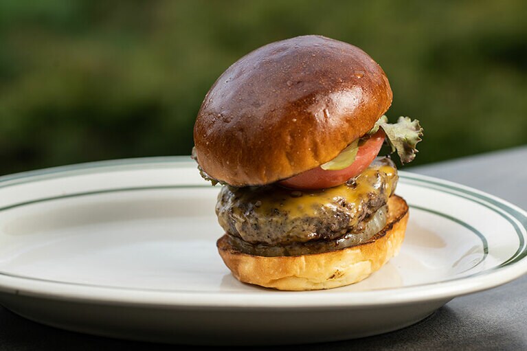 経産牛100％パティと自家製バンズのチェダーチーズバーガー。