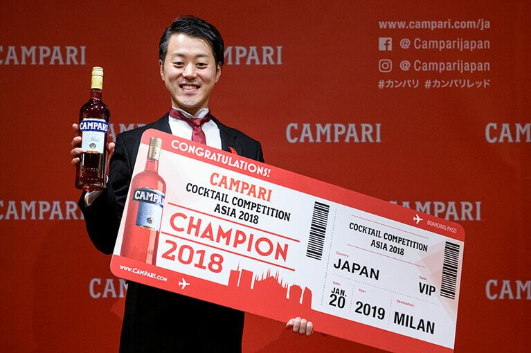 優勝した小川尚人さん。その胸には、師匠のお姉さんに作っていただいたという赤い月のブローチがちょこん。小川さんを見守っているよう。