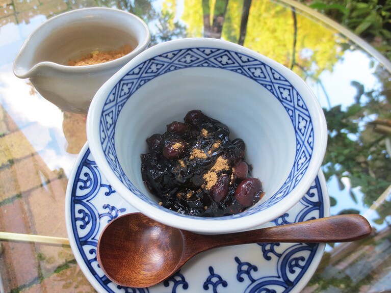 「黒豆ゼリー、黒豆きな粉添え」600円。