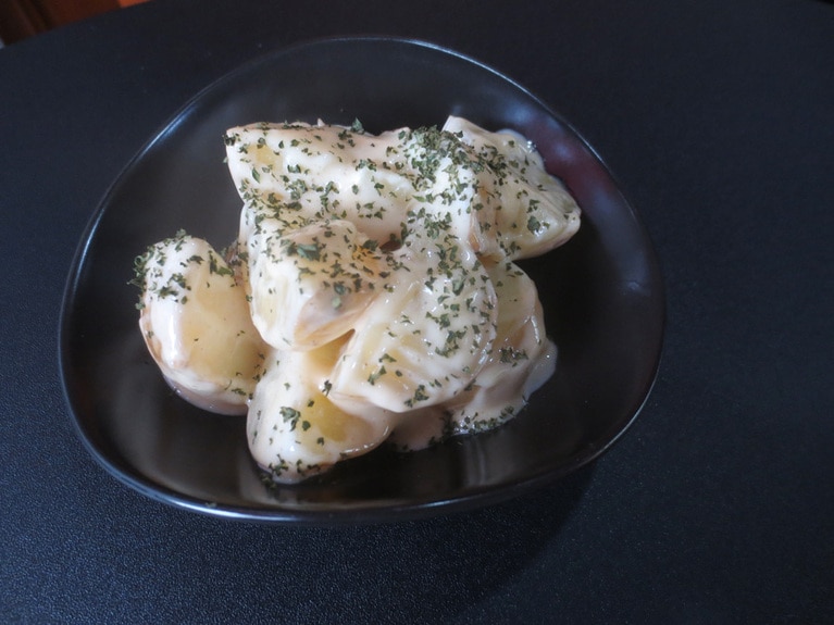 パブのタパスメニュー「スモークマヨポテト」350円。自家製の燻製マヨネーズを使用。