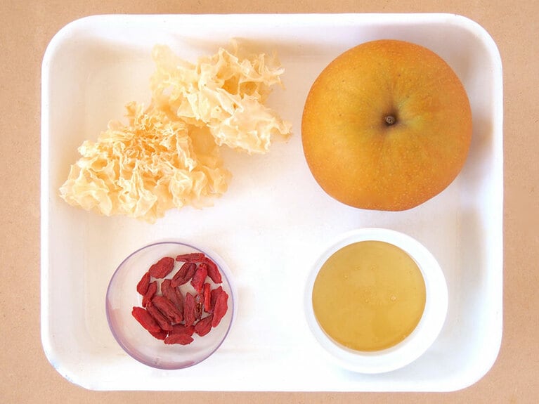 乾燥白木耳：2〜3株／梨：1個／はちみつ：20g／レモン汁：大さじ1／水：1000ml／クコの実：大さじ1。