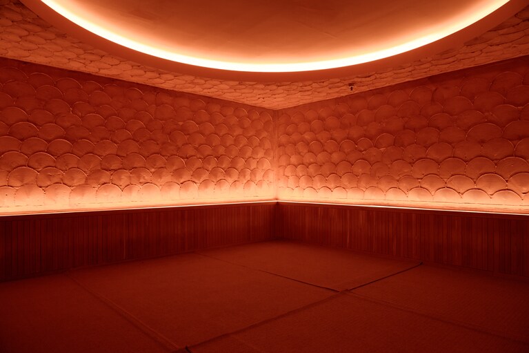 じんわり体の芯まで温まる黄土ルーム。遠赤外線の効果で血行が良くなり、デトックスや冷え改善にもぴったり。