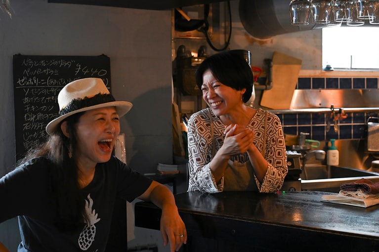 いつもやさしく迎えてくれる奥様の有子さん（右）。彼女が作るおつまみにも、チャーミングなお人柄にも惚れてます！