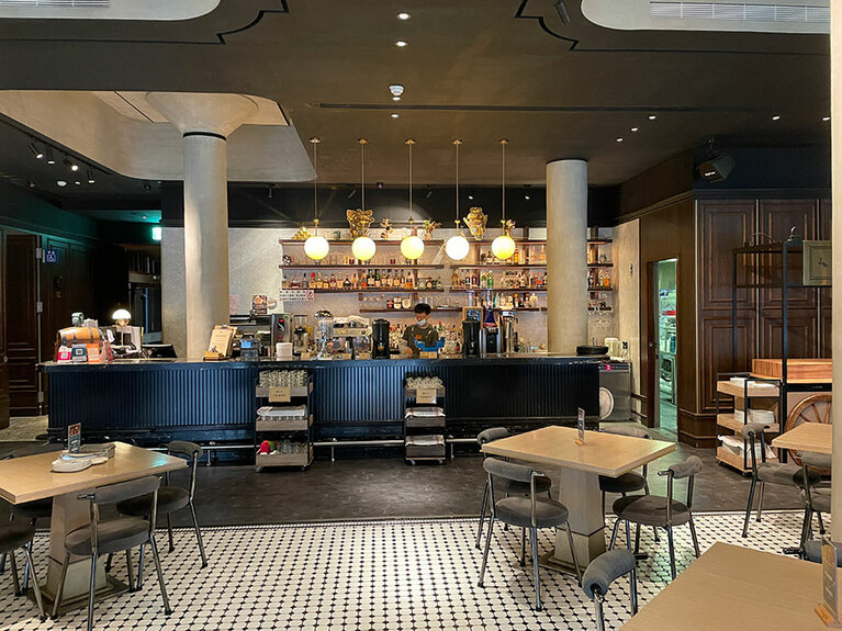 レストランはアルコール類が豊富。お酒とともに食事をお楽しみください。