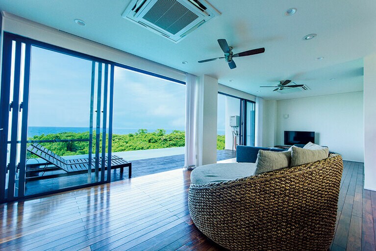 100平米もの広さがあり、大人数でも宿泊できるSIDE B sora。ソファーに腰をかけながら、プール、海、空の青に見とれながら、贅沢な時間を楽しんで。