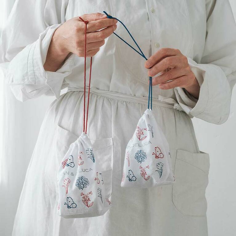 DEAN ＆ DELUCA プティ・ディアマンバッグ RED・BLUE 1,944円。