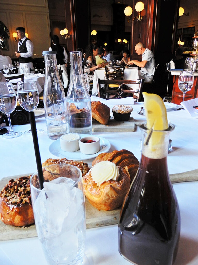 「ブション」はパリの小粋なビストロの雰囲気。アイスティーまでこんなにお洒落。