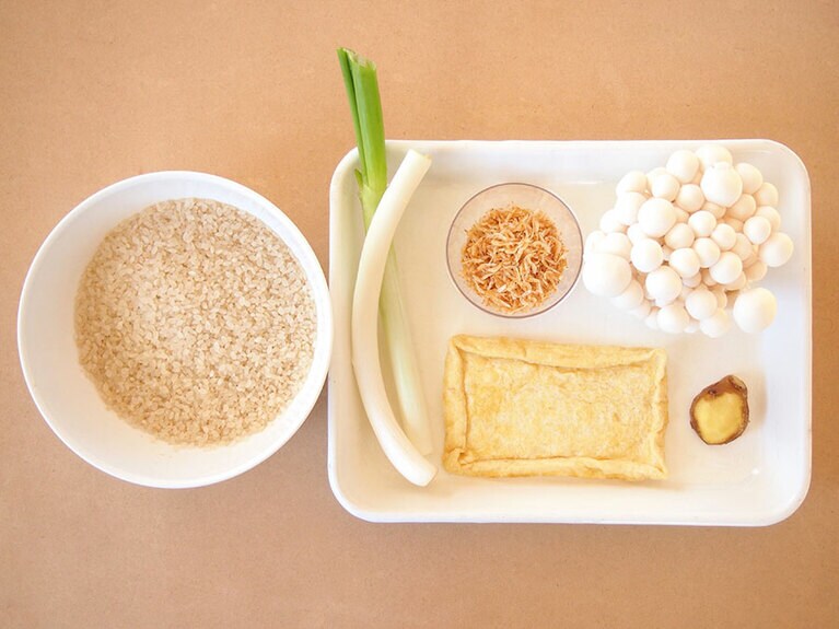 材料(4人前)／・干しエビ：大さじ2 ・米：2合分 ・だし汁：450ml ・塩：適量 ・白しめじ：1株 ・生姜：10g ・油揚げ：1枚 ・長ネギ：1本。