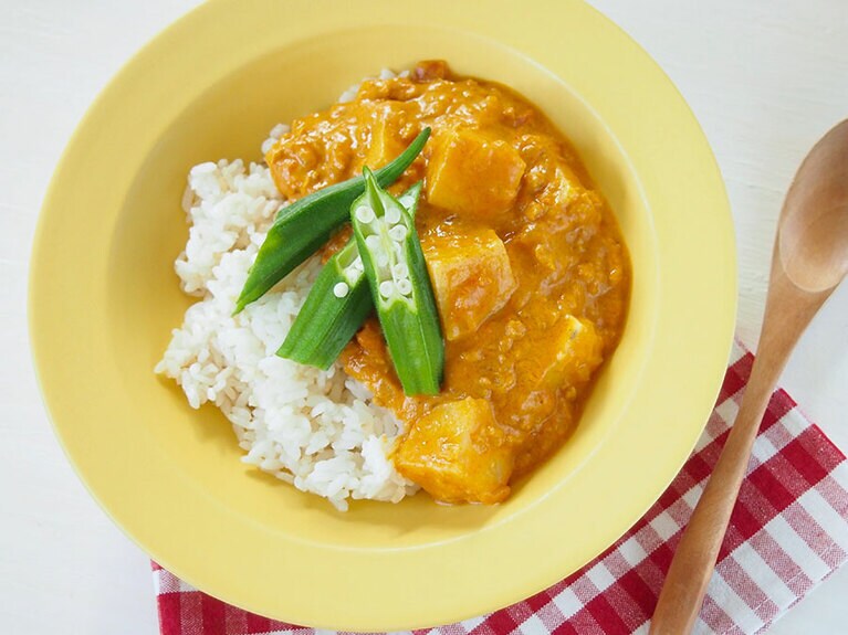 (4) 鍋に薬膳カレーのベース、長芋を入れて一煮立ちさせます。器にご飯、温めたカレーを盛り付け、上にオクラを飾って完成です。