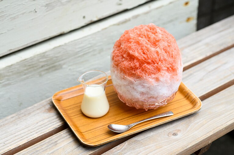 「Wいちご」は、食べ進めると氷の中からいちごのゼリー寄せが現れる。添えられた練乳をかければ、いちごミルク味に。1,400円。