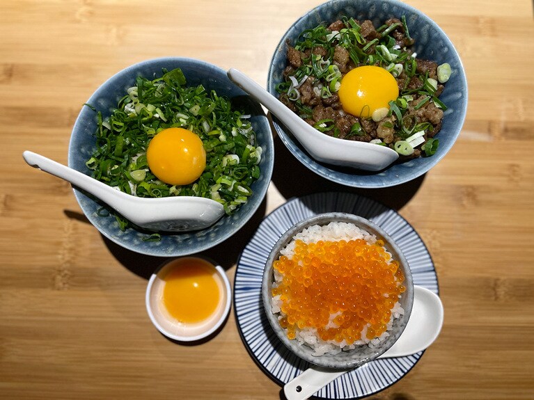 セットメニュー以外の単品の〆もあり。月見丼やスパイシー和牛丼、いくら丼などをお楽しみください。