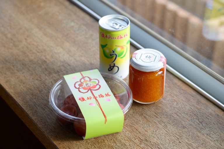 梅干しや梅ジャムなどは園内の売店で購入可能。