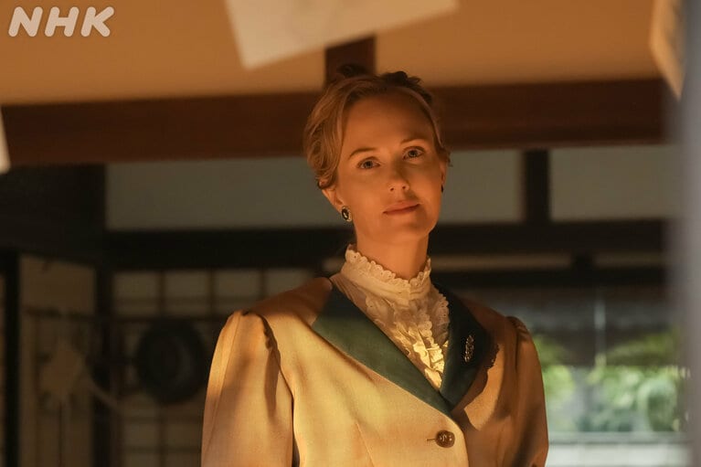 トキがまだ八雲の女中時代に松江を訪れたイライザ。「ばけばけ」公式Xより