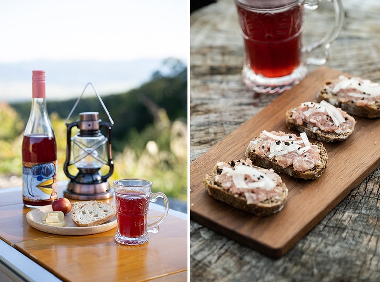 ワインとのペアリングには、「へんじんもっこ」の名物「たまとろサラミ」を。バゲットに塗ってスライスオニオンをトッピングするだけで絶品料理のできあがり。