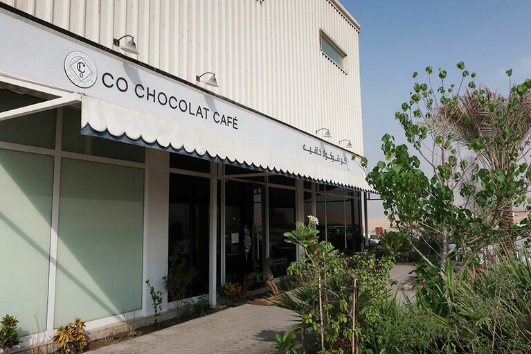 事前に予約をすれば、チョコレート作り体験（有料）も可能。最後のパッケージまで、丁寧にレクチャーしてくれる。