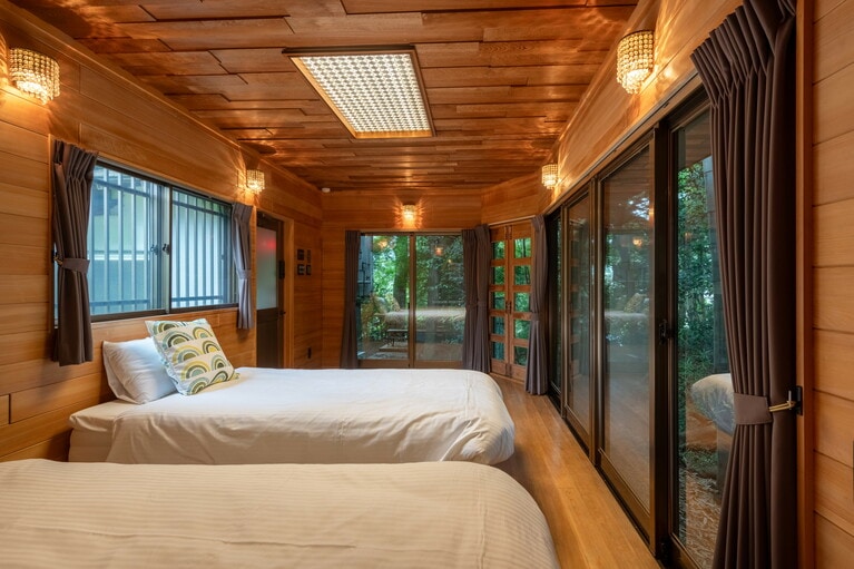 「竹の間」のベッドルームは、「富士山本宮浅間大社」の静寂な竹林に囲まれている。