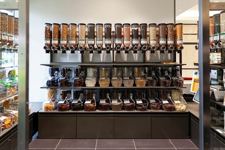 店内のバルク(量り売り)。自分で好きな分量を袋詰めできる。