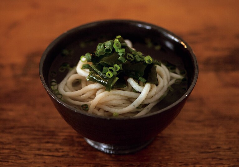 日南魚うどん〈150g〉 360円(税込)、つゆ 60円(税込)。