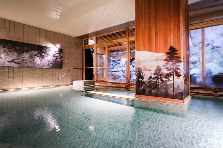 「原泉閣」の開放的な内湯は、温泉縁起にまつわるアートな壁絵が印象的。